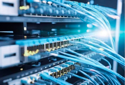 Какие угрозы несет неправильное использование сетевой инфраструктуры и как их избежать?